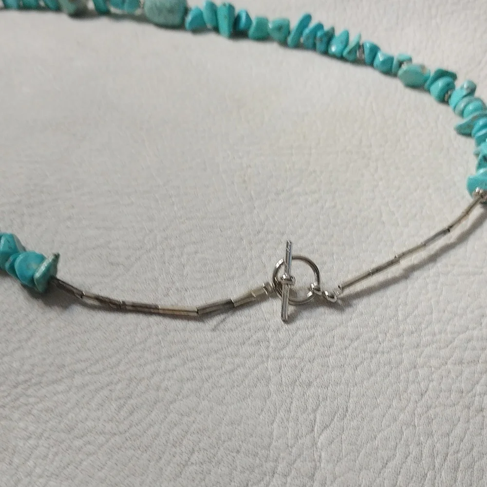 Howlite & tourquoise chips necklace silver beads in between 17